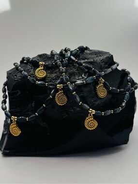*ANKLET* Gold Shell Charm with Dyed Blue Black Shell Stretchy Anklet